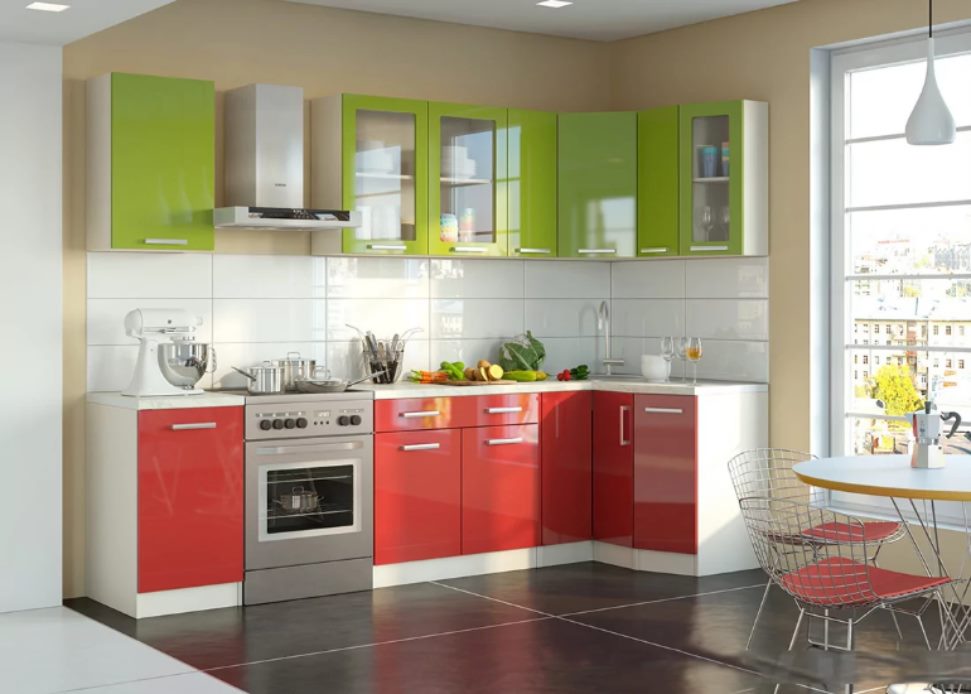 Set de cuisine rouge-vert dans une pièce lumineuse
