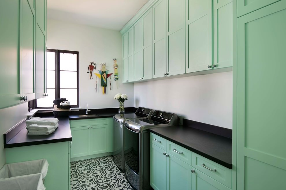 Mėtų spalvos nedidelė Provanso stiliaus virtuvė