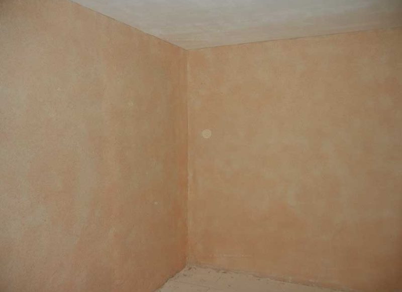 Murs dans la chambre après l'application d'un papier peint liquide