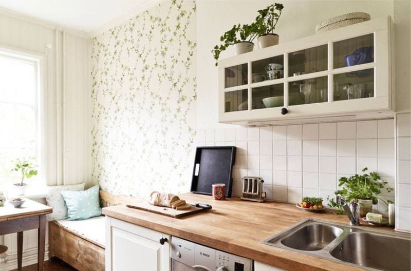 Progettazione di una piccola cucina con un tocco di verde