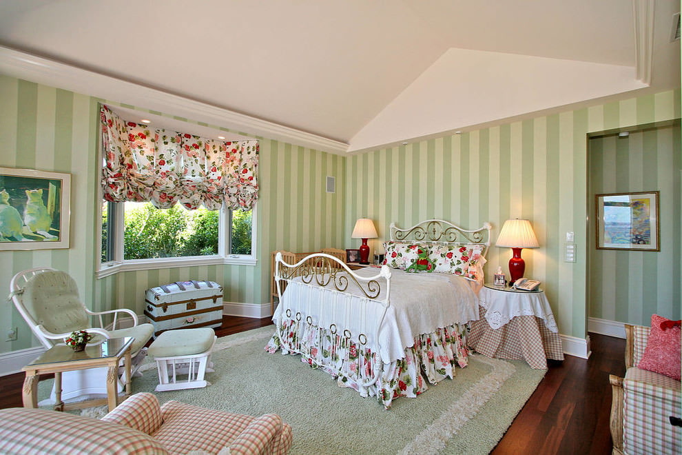 Chambre avec papier peint vert à rayures verticales.