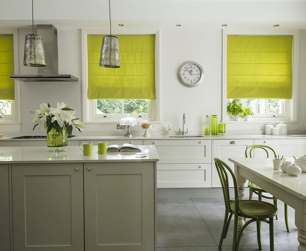 Rideaux vert clair à l'intérieur de la cuisine d'une maison de campagne