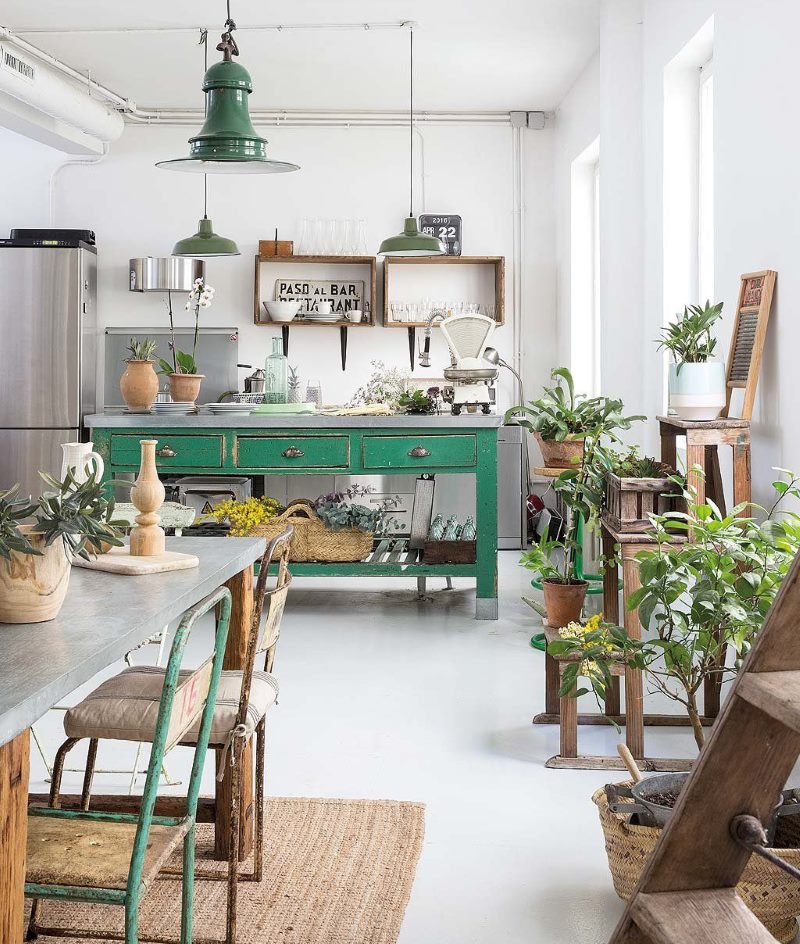 Table verte dans une cuisine rustique