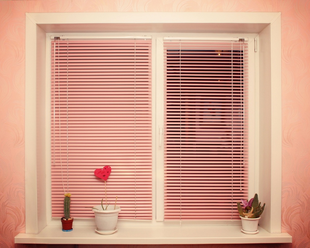 Fenêtre dans un appartement avec stores horizontaux