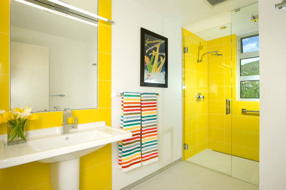 Utiliser une teinte jaune dans la salle de bain