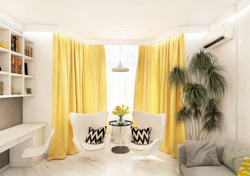 Chambre lumineuse avec rideaux jaunes