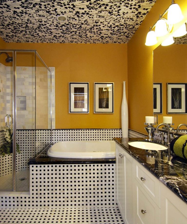 Décoration des murs de la salle de bain en jaune