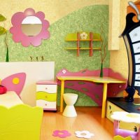 Design luminoso della stanza dei bambini per il bambino