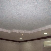 Plafond en plaques de plâtre à deux niveaux avec spots