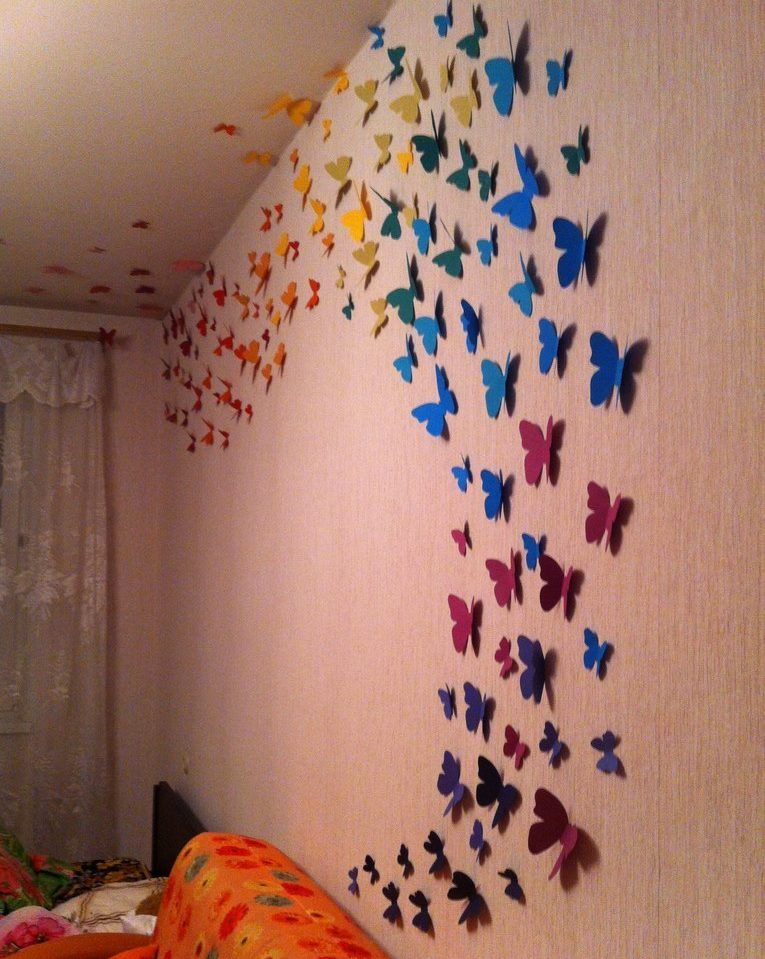 Papillons en papier sur un mur du salon