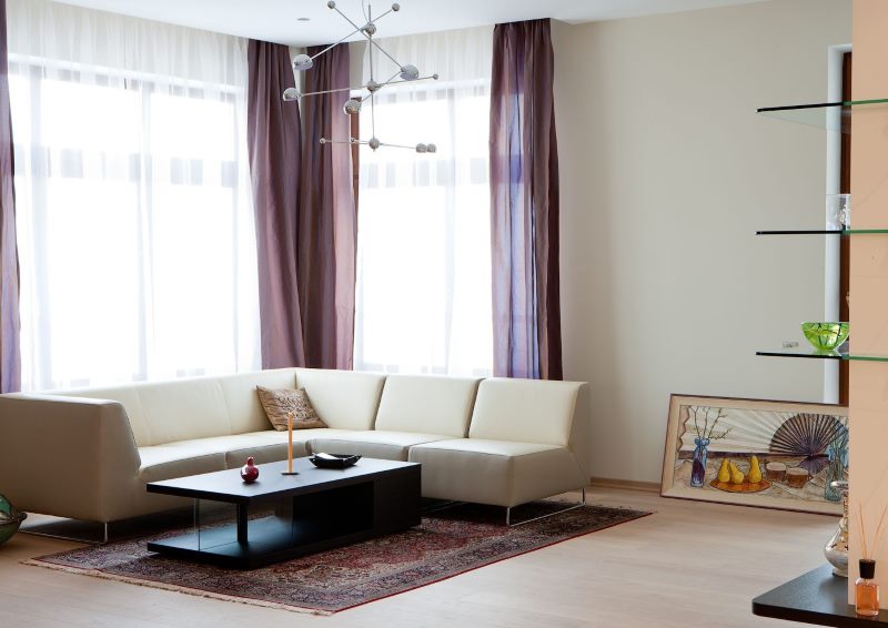 Noformējiet stūra dzīvojamo istabu ar japāņu stila elementiem