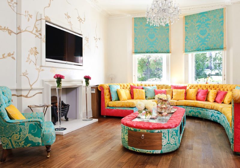Tende turchesi negli interni colorati del soggiorno