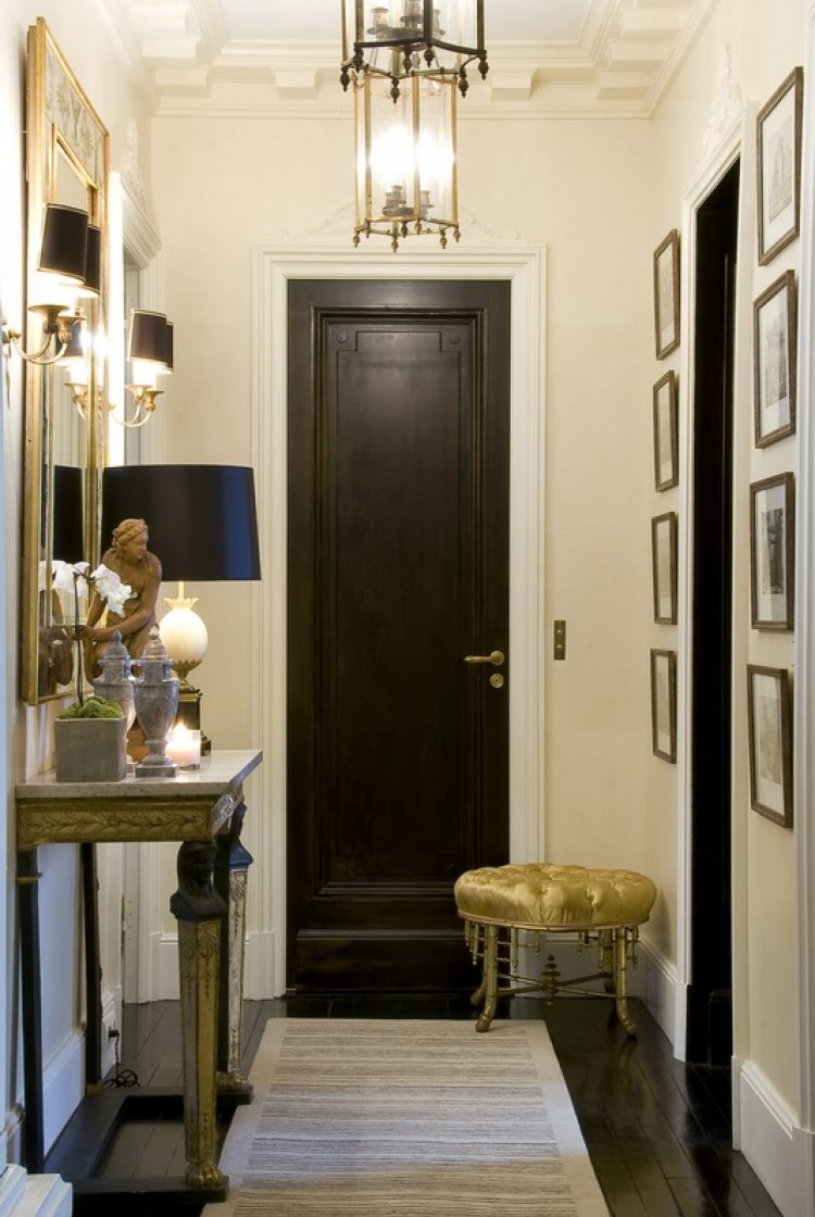 Crna ulazna vrata u hodniku klasičnog stila