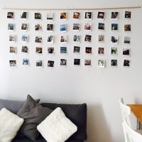 Mur blanc avec des photos sur une planche de bois