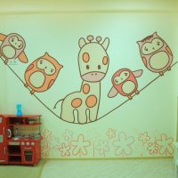 Décoration murale bricolage dans une chambre d'enfant
