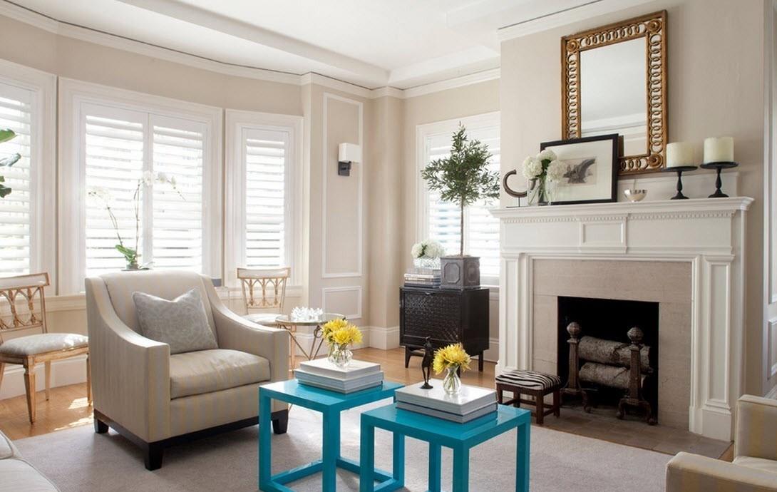 Plave stolice u dekoru svijetle dnevne sobe