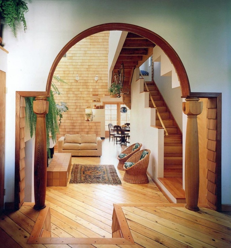 Colonne di legno naturale nella hall di una casa privata