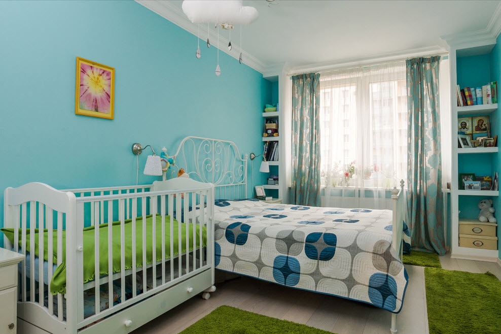 Berceau pour un nouveau-né dans une chambre aux murs bleus