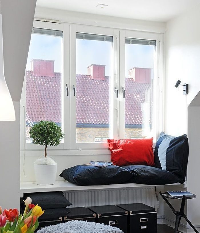 Un canapé confortable au lieu d'un rebord de fenêtre dans la cuisine