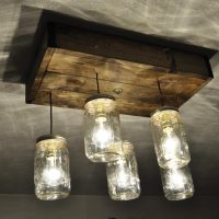 Lampada fatta di barattoli di vetro e legno