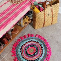 Tappeto colorato a maglia sul pavimento di ceramica