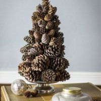 Albero di Natale decorativo fatto di pigne
