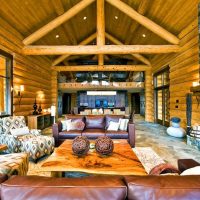 Concevez un salon avec un haut plafond dans une maison de campagne