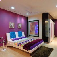 Violetinės tapetai tapybai miegamojo dizaine