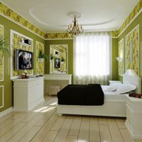 Balti baldai kambaryje su žaliomis sienomis