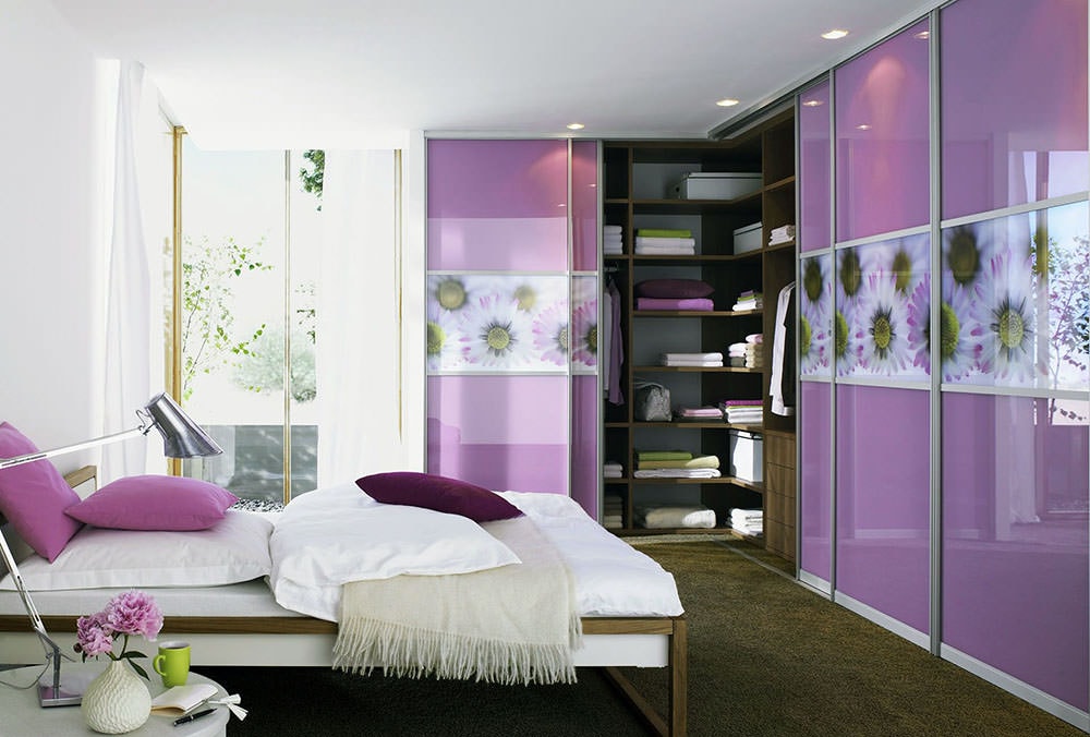 Modulaire kledingkast met paarse deuren