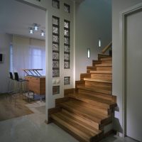 Conception de couloir avec escalier en bois.