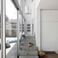 Escalier dans le style du minimalisme dans une maison de campagne.