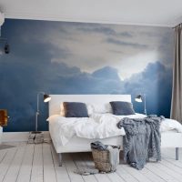 Nuvole sul murale nella camera da letto