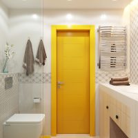 Dzeltenas durvis apvienotās vannas istabas interjerā