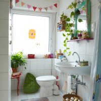 Šviesus, ekologiško stiliaus vonios kambarys