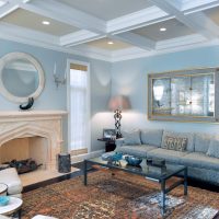 Salon intérieur avec cheminée bleue