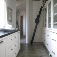 Cucina con armadi alti in una casa privata