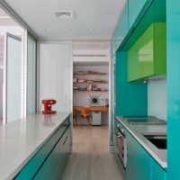 Meuble de cuisine aux façades turquoises