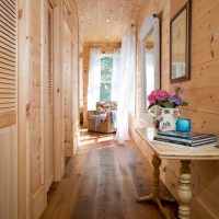 Décorer le couloir d'une maison privée avec du bois