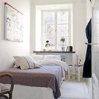 Couvre-lit gris sur un lit blanc