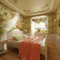 Papier peint avec motifs floraux dans la chambre des époux