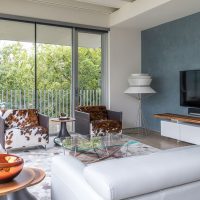 Finestre panoramiche nel soggiorno di una casa privata
