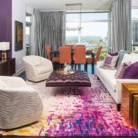 Violetas krāsas izmantošana viesistabas dizainā