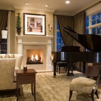 Salle d'une maison privée avec un piano