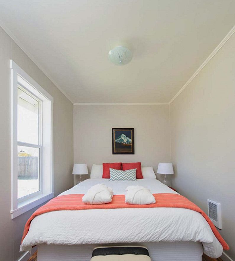 Smooth white ceiling in a narrow bedroom