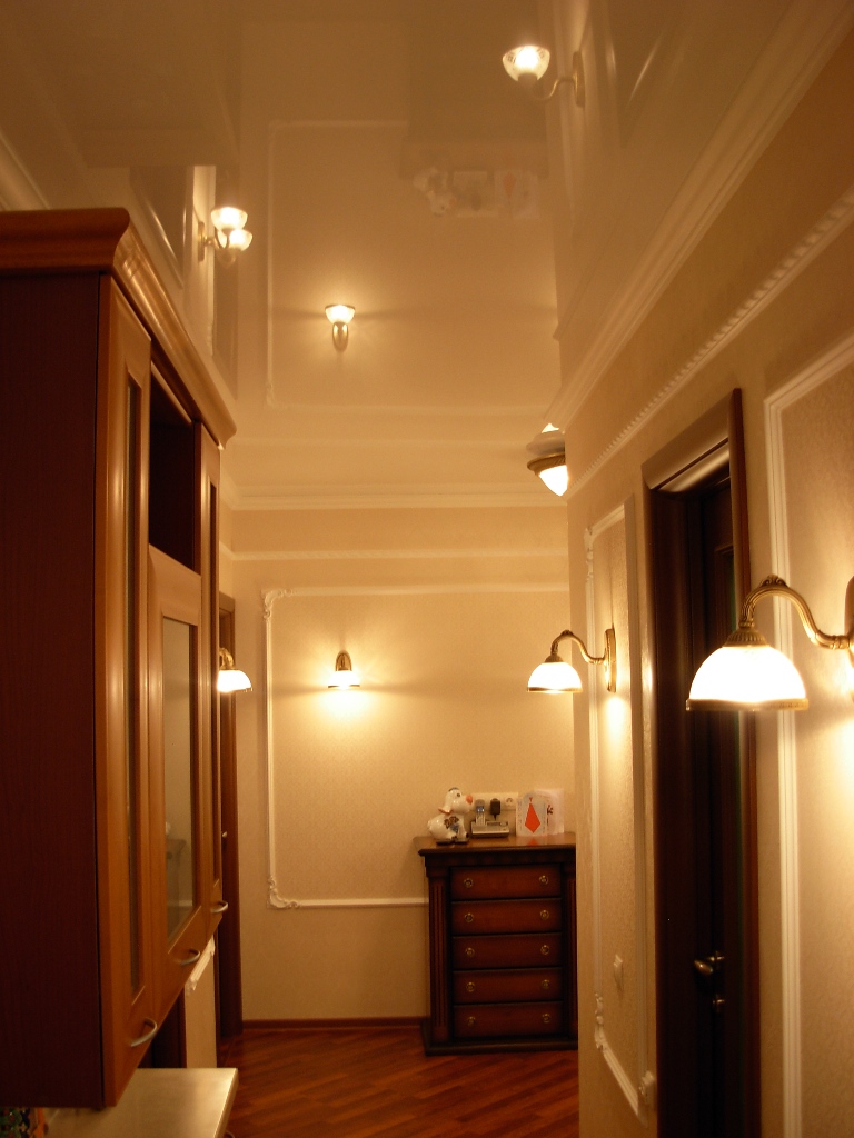Éclairage de couloir avec plafond tendu brillant