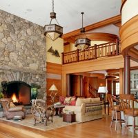 Pietra e legno nel design degli interni del soggiorno