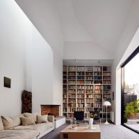 Bibliothèque dans le salon avec une fenêtre panoramique