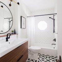 Design del bagno con pareti bianche