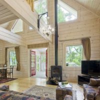 Concevoir un salon spacieux dans une maison en bois